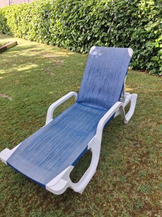 Tumbona de piscina azul y blanca