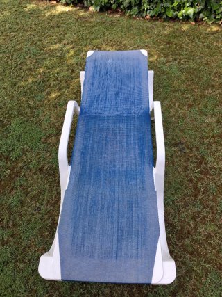 Tumbona de piscina azul y blanca