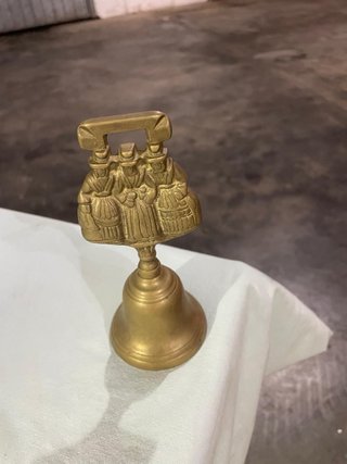 Campanella in ottone con figure