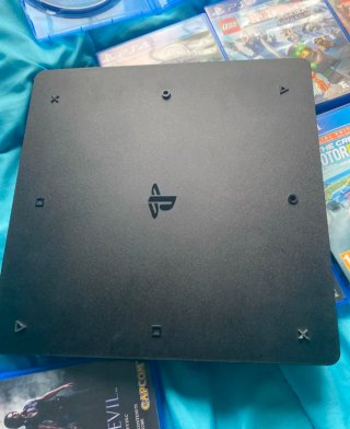 PS4 Slim Negra + 5 Juegos + Mando Blanco
