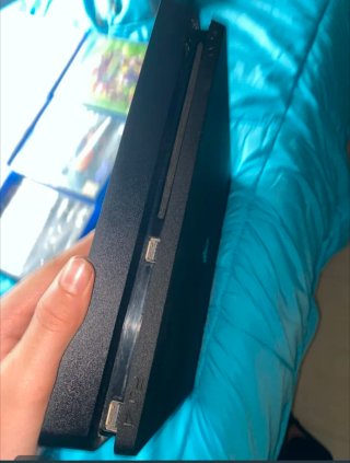 PS4 Slim Negra + 5 Juegos + Mando Blanco