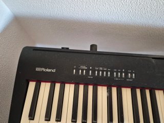 Piano Roland FP-30 con soporte