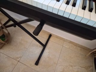 Piano Roland FP-30 con soporte
