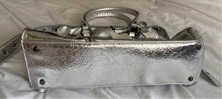 Bolso Bershka plateado cremalleras