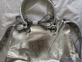 Bolso Bershka plateado cremalleras