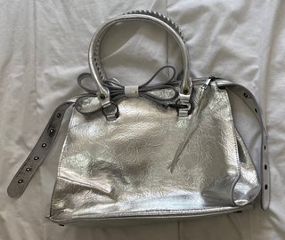 Bolso Bershka plateado cremalleras