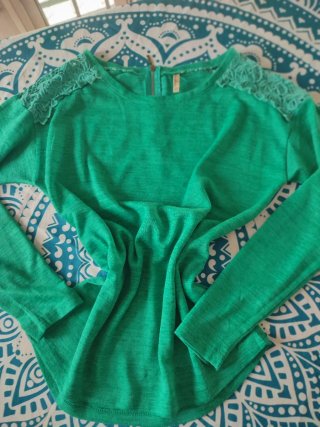 Blusa verde con encaje