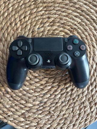 PS4 Pro Negra + 2 Mandos (Negro y Rojo) + 4 Juegos