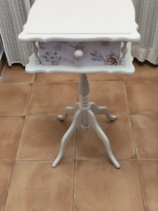 Mesita antigua de madera estilo teléfono