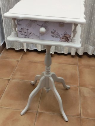 Mesita antigua de madera estilo teléfono