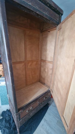 Armario antiguo de madera con espejo