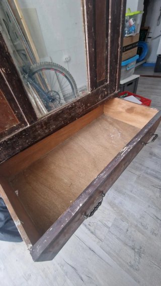 Armario antiguo de madera con espejo