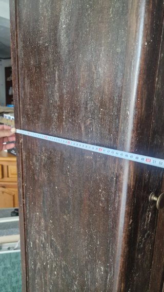 Armario antiguo de madera con espejo