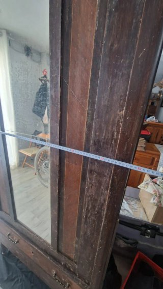 Armario antiguo de madera con espejo