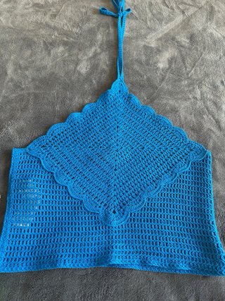 Top azul crochet blanco y pantalón Pull&Bear