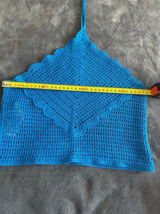 Top azul crochet blanco y pantalón Pull&Bear