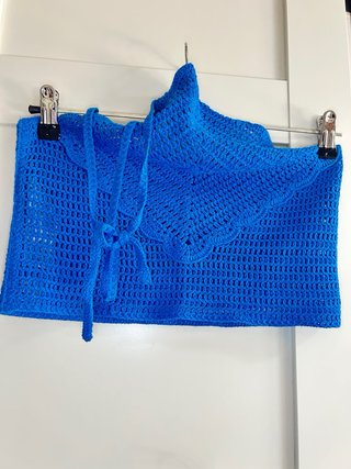 Top azul crochet blanco y pantalón Pull&Bear