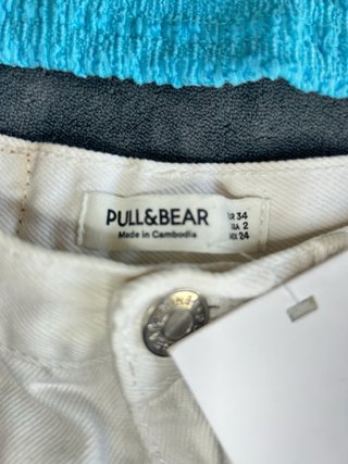 Top azul crochet blanco y pantalón Pull&Bear