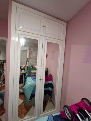 Puertas de armario de aluminio blancas.