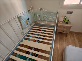 Somier de cama de madera y metal