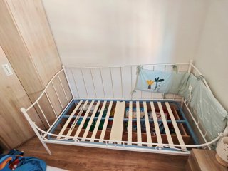 Somier de cama de madera y metal
