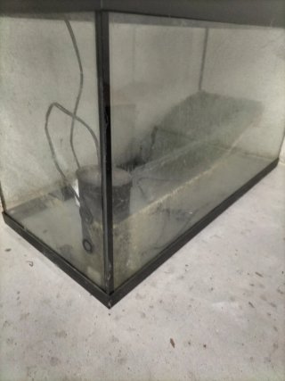 Acuario negro y transparente