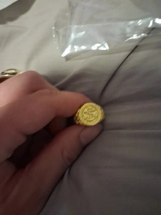Anillo dorado con diseño circular