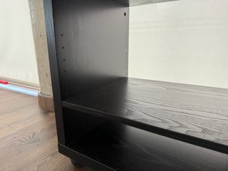 Estantería negra con ruedas