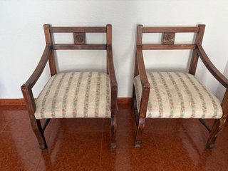 Sillón de salón de madera