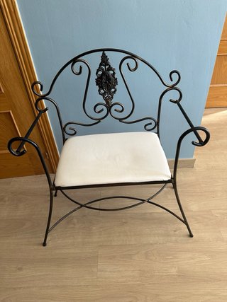 Silla de forja con cojín beige