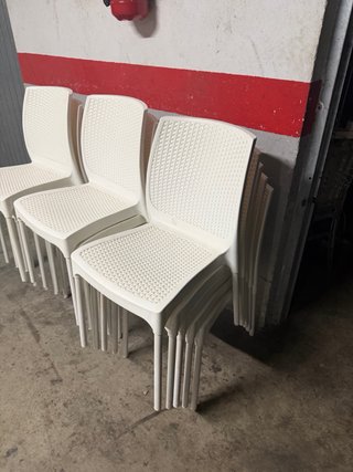 Sillas de plástico estilo ratán (blancas)