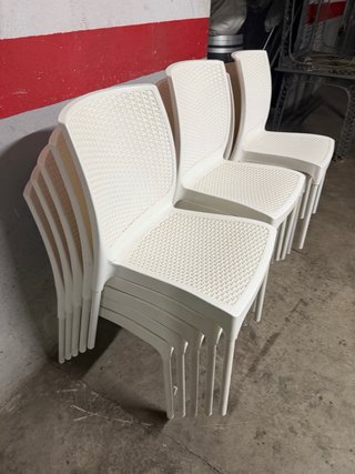 Sillas de plástico estilo ratán (blancas)
