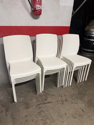 Sillas de plástico estilo ratán (blancas)