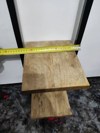 Estantería de metal y madera