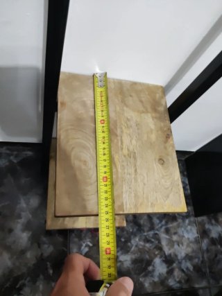 Estantería de metal y madera