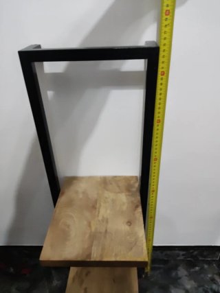 Estantería de metal y madera