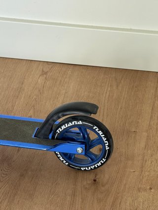 Patinete plegable azul marca Tijuana como nuevo