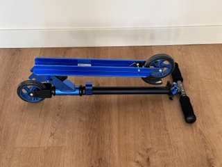 Patinete plegable azul marca Tijuana como nuevo