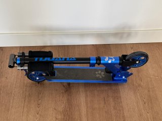 Patinete plegable azul marca Tijuana como nuevo