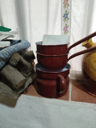 Cazos de porcelana rojos