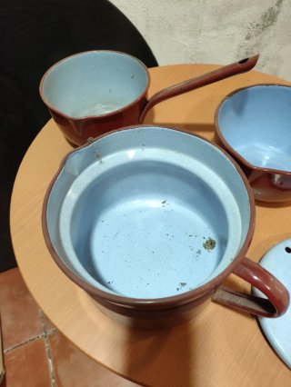 Cazos de porcelana rojos
