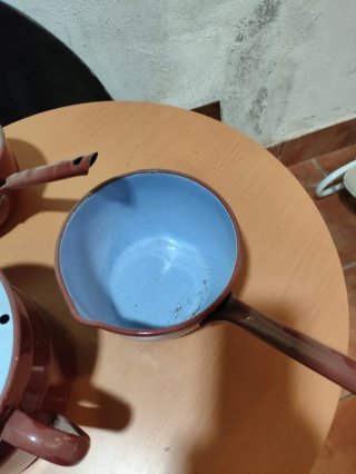 Cazos de porcelana rojos