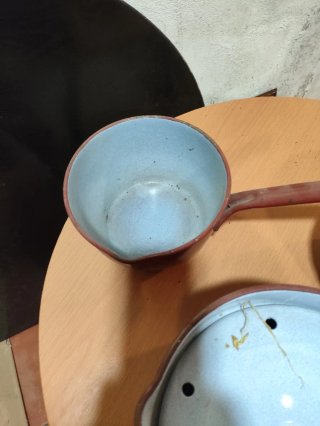 Cazos de porcelana rojos