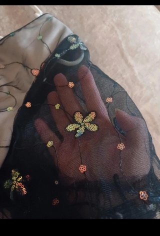 Vestido de noche negro y multicolor