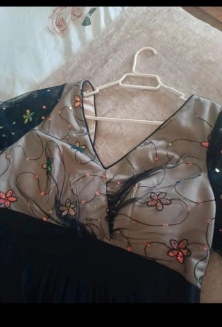 Vestido de noche negro y multicolor