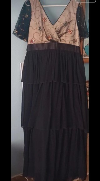 Vestido de noche negro y multicolor