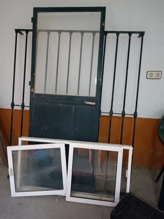 Reja y puerta de hierro y ventana de aluminio