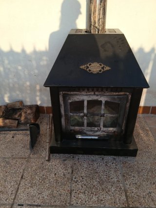 Chimenea metálica negra con embellecedor