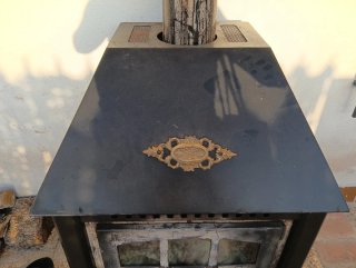 Chimenea metálica negra con embellecedor