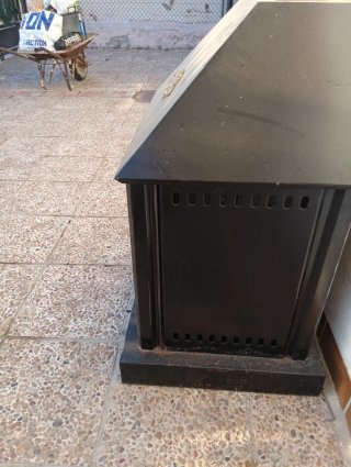 Chimenea metálica negra con embellecedor